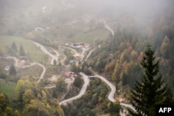 Pamje nga lartë e fshatit turistik Bogë, në Rugovë.