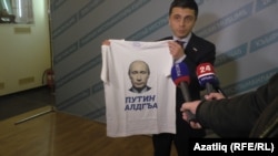 Руслан Бальбек із футболкою «Путін алдгъа» під час президентської виборчої кампанії 2018 року