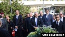 მთავრობის წევრები გმირთა მემორიალთან