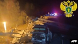 Ofițeri ruși anchetează motivele pentru care s-a prăbușit podul rutier peste garnitura de tren ce circula în districtul Vigonichi din regiunea Briansk.