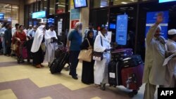 سعودي عرب ته د حج لپاره تلونکي کسان په کراچۍ هوايي ډګر کې د خپل نوبت انتظار کوي ـ انځور له ارشيفه