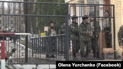 Заступник командира Олексій Нікіфоров біля воріт заблокованої російськими військовими української військової частини А-0669 у Керчі, Крим, 13 березня 2014 року