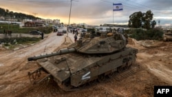 Një tank i ushtrisë izraelite afër kampit të refugjatëve palestinezë në Xhenin të Bregut të okupuar Perëndimor. Fotografi nga arkivi. 