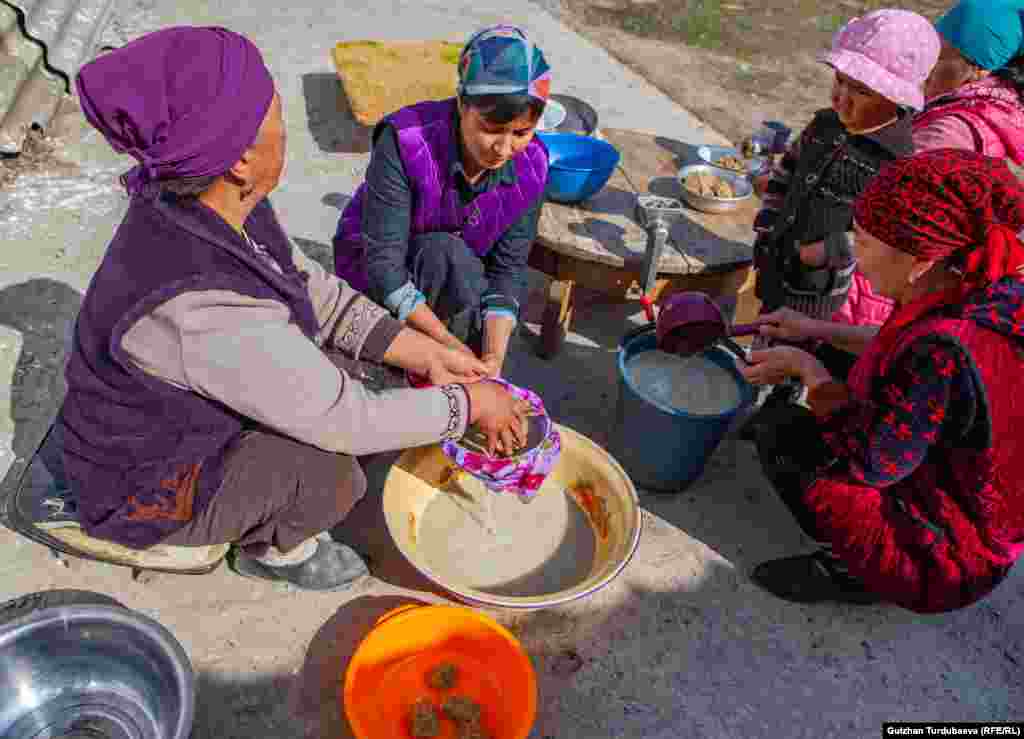 Буудайдын ширелүү суусун дакиден өткөрүлүп, казандын кулагынан бир карыш кем куюлат.
