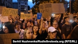 په کیف کې ګڼو خلکو د قانون پرضد مظاهره وکړه او په لاسونو کې یې لوحې نیولې وې - د جولای ۲۲مې انځور.