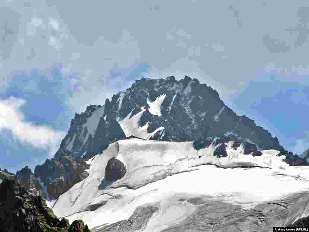 Орджоникидзе шыңы. Ол да Октябренок немесе Пионер секілді кіші Алматы өзені бассейнінде орналасқан. Биіктігі - 4410 метр. Оған альпинистер тұңғыш рет 1936 жылы 11 тамызда шыққан. Шыңға қашан СССР-дегі ауыр өнеркәсіп комитетінің жетекшісі Серго Орджоникидзенің есімі берілгені белгісіз. 1936 жылы ол елу жылдық мерейтойын атап өткен. 1937 жылы 18 ақпанда советтік БАҚ оның "жүрек талмасынан" қайтыс болғанын хабарласа, оның "өз-өзін атқаны" туралы дерек те бар. Алматы облысы, 10 қыркүйек 2018 жыл