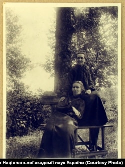 Леся Українка з тіткою Олександрою Шимановською. Зелений Гай, 1906 рік