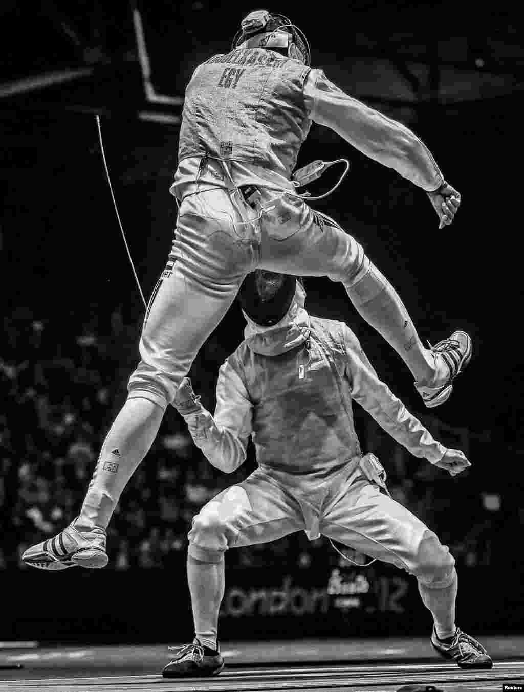 2-е место в категории &laquo;Спорт. Спортивные мероприятия. Серия фотографий&raquo;. Соревнование по фехтованию на Олимпийских играх в Лондоне. Египтянин Алаэльдин Абуэлькассем и немец Петер Йопих сражаются на рапирах. (Sergei Ilnitsky/Russia/European Pressphoto Agency)