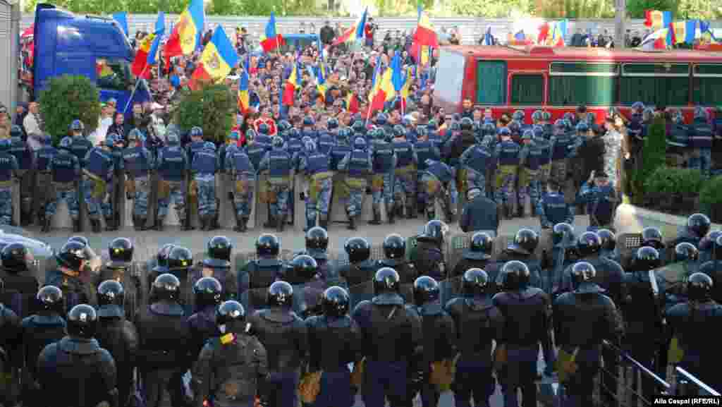 24 aprilie 2016. Manifestanţii au ajuns la unul dintre sediile companiilor lui Vladimir Plahotniuc