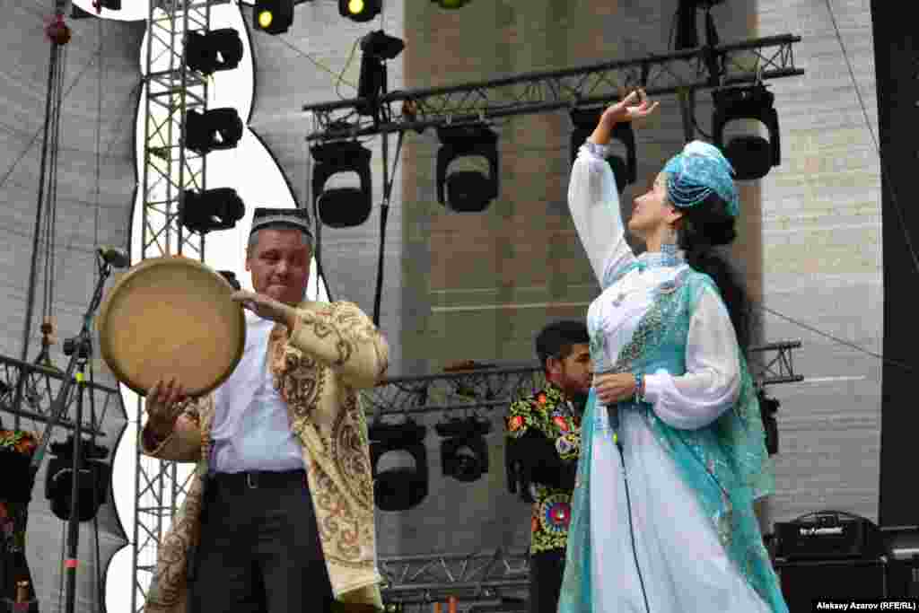 "Аббос" тобын 1998 жылы Өзбекстан халық әртісі&nbsp;Аббос Косимов құрған. Қазір топты оның шәкірті Равшан&nbsp;Юнусов (суретте дауылпаз ұстап тұр) басқарады.