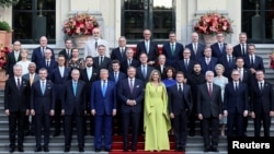 Fotografie de grup a liderilor în prima zi a summitului NATO de la Haga.