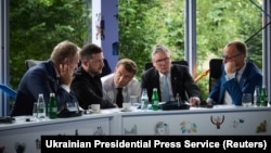 از راست به چپ: عکس آرشیوی از گفت‌وگو‌های مرتس، استارمر و مکرون با زلنسکی دربارهٔ جنگ اوکراین