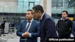 Өзбекстандын Тышкы миграция агенттигинин башчысы Равшан Ибрагимов жана эмгек министри Шерзод Кудбиев.