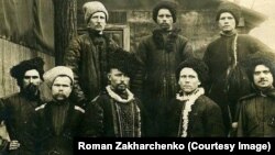 Сірий Клин. Козаки куреня імені Гетьмана Петра Сагайдачного. Сірий Клин (інша назва: Сіра Україна) – неофіційна назва Південно-Західного Сибіру і Північного Казахстану з кінця XIX–початку XX століття, де розгорнулася масова українська колонізація (загальна площа колонізованої території – 460 тисяч квадратних кілометрів). У 1917–1920 роках на Сірому Клині був розгорнутий рух за Українську Державну Автономію