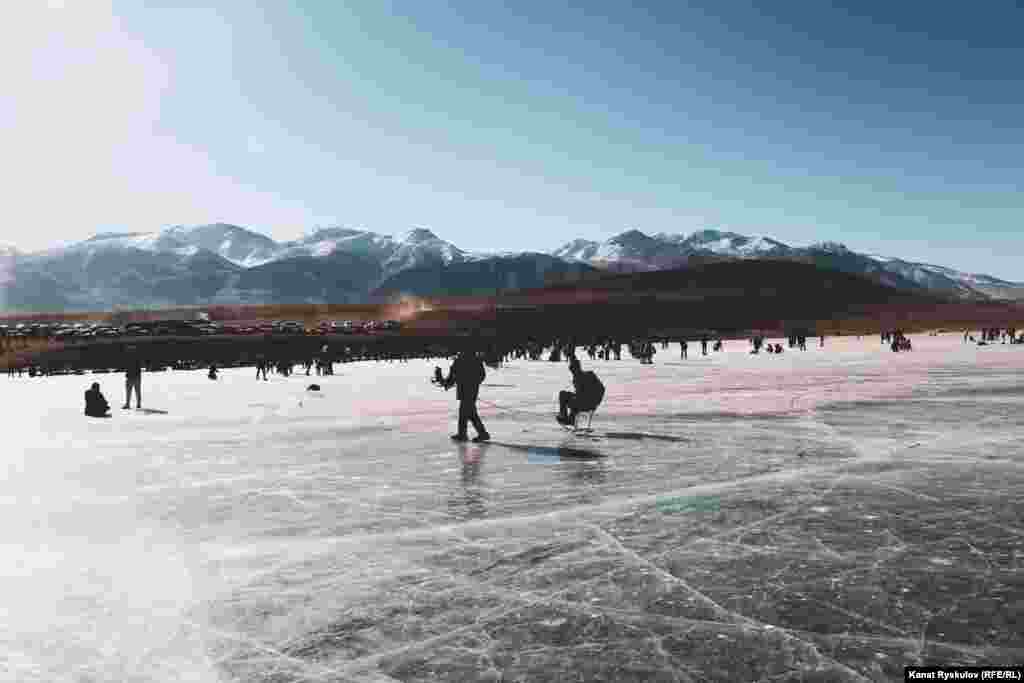 Зимой озеро полностью замерзает.