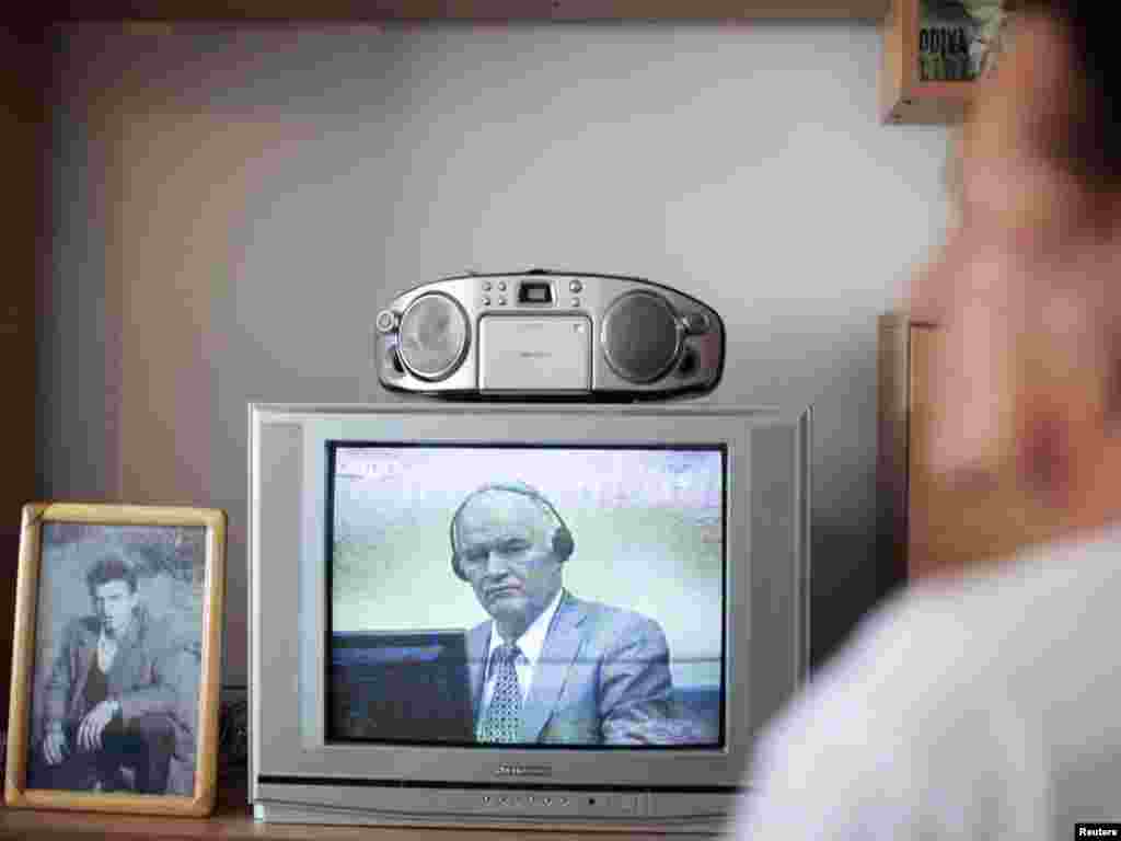 Srebreničanke gledaju prenos iz Haga, sa pojavljivanja optuženog za genocid i ratne zločine Ratka Mladića, juli 2011