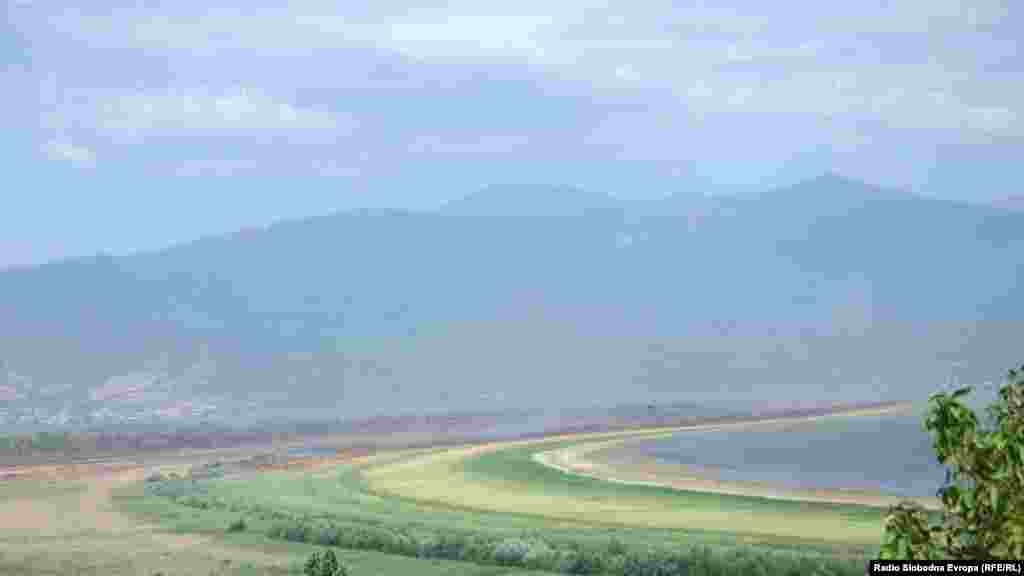 Ветерот ја разнесува пепелта низ преспанскиот брег по неколку дневениот пожар во Природниот резерват Езерани