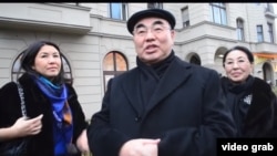 Аскар Акаев жубайы Майрам жана кызы Бермет Акаева менен.