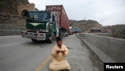 د تورخم له لارې سوداګریز توکي راوړل کیږي