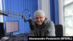 Vasile Botnaru în studioul Europei Libere la Chișinău
