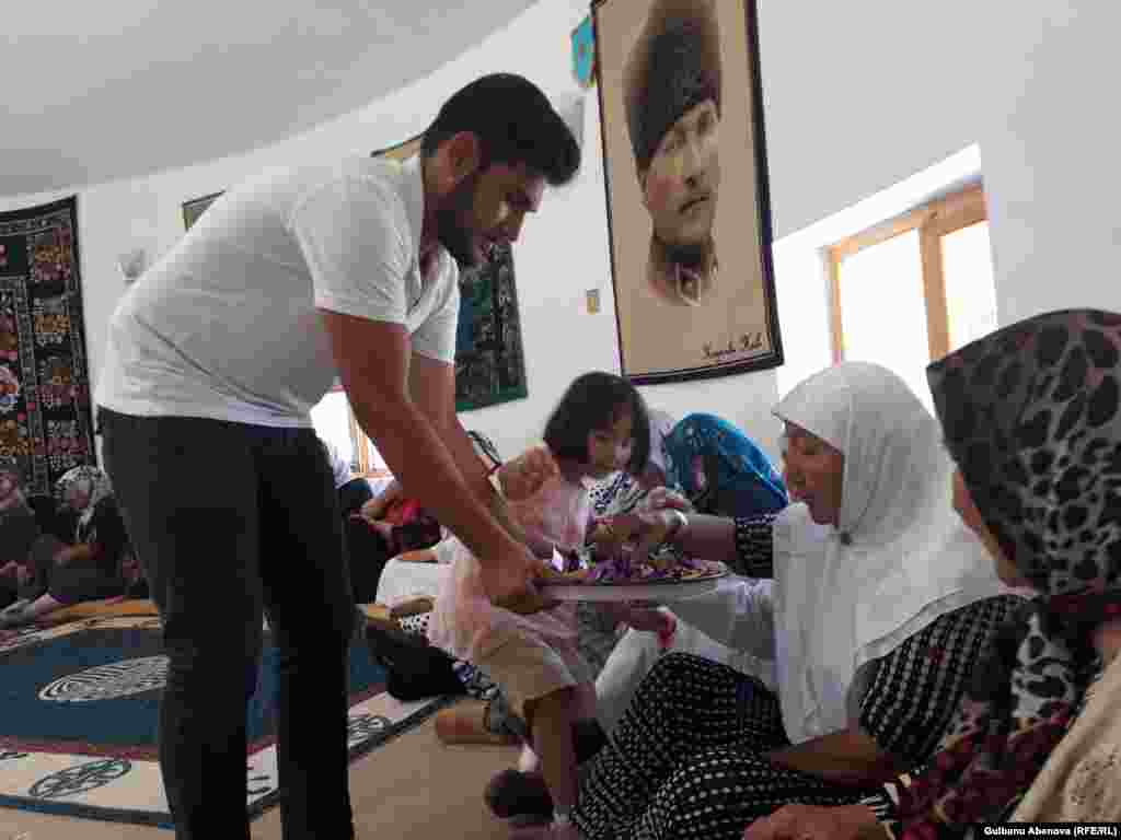 Алтай ауылында тұратын қазақтардың түрік халқынан үйренгені де көп. Үнемшіл әрі ұқыпты. Үйлену тойына несие алмайды, біреуді қызықтыру үшін ақша шашпайды. Түріктер сияқты жастар алдымен қалыңдық пен күйеу болып жүреді, содан соң ғана үйлену тойын жасайды. Кейбір үйлену тойы түріктердегідей шай-тамақсыз өтуі мүмкін. Дегенмен, мұндағы қазақтардың көбі қонақтарға палау басып, шайға тәтті тағамдар беруге тырысады. Түріктер мен қазақтардың той мен ас берудегі мәзірлері бірдей деуге болады. Жас отбасылар пәтер жалдап, ата-анасынан бөлек тұрады. Білім алмай, табысты жұмысқа тұрмай отбасын құруға асықпайды.&nbsp;