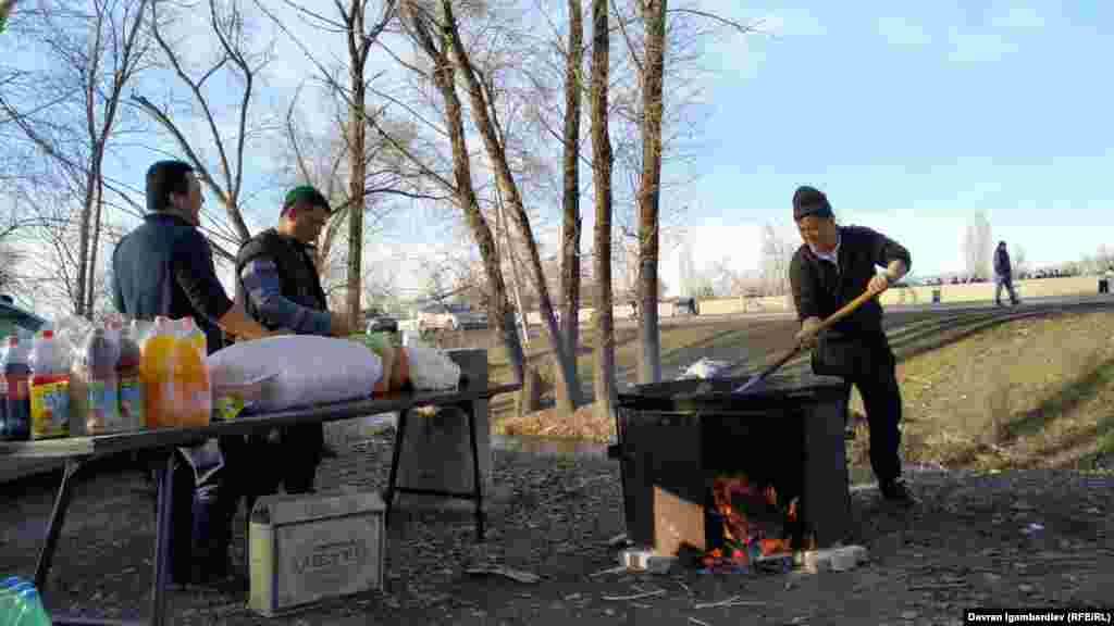 Здесь же, неподалеку от пункта пропуска местными жителями было организовано горячее питание для прибывающих.