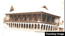 Каратегиндеги Жерге-Тал (Вахдат) шаарчасынын чайканасы.