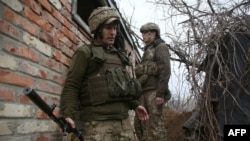 Militarii ucraineni, pe poziții, în prima linie confruntării cu separatiștii susținuți de Moscova, în orașul Marinka, din regiunea Donețk - 12 aprilie 2021