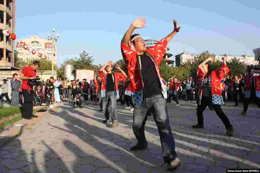 Энергичный танец японских рыбаков.