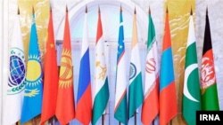 ШКУ саммитине катышып жаткан өлкөлөрдүн туулары. Дүйшөмбү шаары. 17-сентябрь, 2021-жыл.