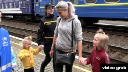 Kateryna and her children arrive in Mukachevo, western Ukraine, with the help of the Proliska humanitarian group.