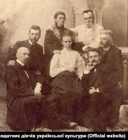 Учасники урочистостей з нагоди відкриття пам’ятника Івану Котляревському в Полтаві, 1903 рік. Зліва направо: (перший ряд) – Михайло Коцюбинський, Леся Українка, Гнат Хоткевич, (другий ряд) – Василь Стефаник, Олена Пчілка, Михайло Старицький, Володимир Самійленко