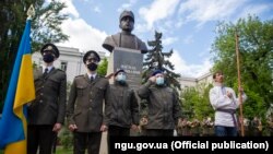 За час командування сотнею у складі 13-го полку уланів Висиль Вишиваний зробив її повністю українською