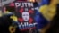 Під час акції «Стоп геноциду народу України» проти вторгнення Росії в Україну. На плакаті напис англійською: «Путін – вбивця». Нью-Йорк, США, 9 квітня 2022 року