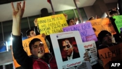 "Жумхуриет" гезитинде карикатуралардын  жарыяланышына каршы нааразылык акциясы. Стамбул, 14-ноябрь, 2014-жыл. 