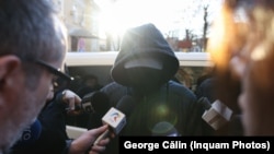 Bogdan Peșchir este escortat de către polițiști în sediul Inspectoratului General al Poliției Române din București, pe 20 martie 2025.
