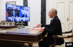 Очільник Росії Володимир Путін головує на засіданні Ради Безпеки РФ в режимі відеоконференції. Кремль, Москва. 14 листопада 2025 року. (Фото поширене Російським державним агентством «Супутник»)