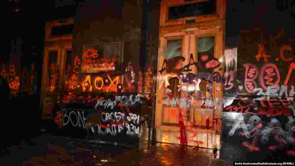 Художня галерея &laquo;Речовий доказ&raquo;&nbsp;запропонувала&nbsp;Офісу президента викупити двері з будівлі, які розмалювали учасники акції. Потім їх планували продати на відкритому аукціоні. Проте в ОП двері арт-об'єктом не вважають і відправили їх на реставрацію