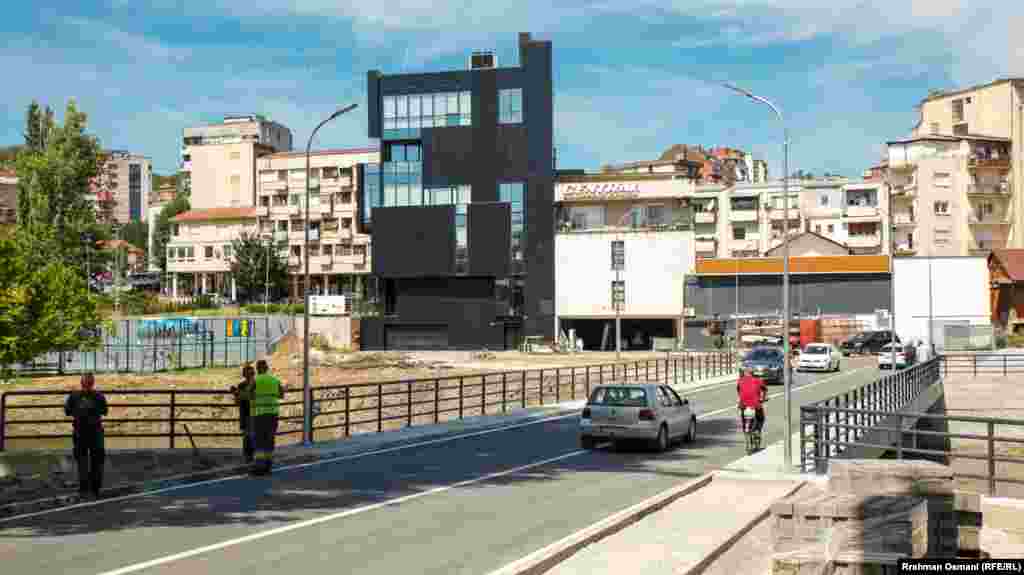 Një ditë pas hapjes së urës së re për automjete mbi lumin Ibër, që ndan Mitrovicën në jugun e banuar me shqiptarë dhe në veriun e banuar me serbë, shumë qytetarë e shfrytëzuan atë për të lëvizur mes dy vendbanimeve.