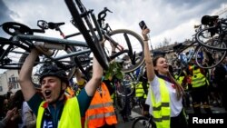 Protestuesit serbë me biçikleta mbërrijnë në Budapest më 5 prill në udhëtimin e tyre dyjavor, 1.300 kilometra drejt Parlamentit Evropian në Strasburg, Francë.
