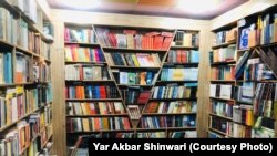 مسئولان انجمن‌های ناشر کتاب، بیکاری و محدودیت‌های آموزشی را از عوامل این معضل می‌دانند.