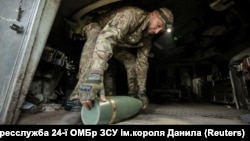 Военнослужащий ВСУ заряжает гаубицу на фронте под Часовым Яром в Донецкой области