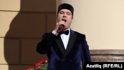 Филүс Каһиров җырлый