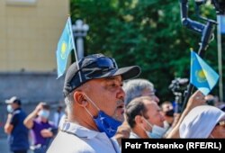 Участник митинга в Алматы. 13 сентября 2020 года.