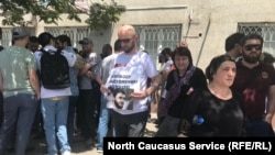 Главред "Черновика" Маирбек Агаев (с плакатом)