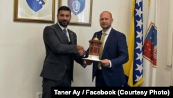 Taner Ay (lijevo), njemački biznismen povezivan s organizacijom "Osmanen Germania" s Elvedinom Okerićem (desno), predsjednikom Skupštine KS-a, 2. august, 2021. 