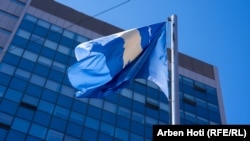 Flamuri i Kosovës pranë ndërtesës së Qeverisë. Fotografi ilustruese nga arkivi.
