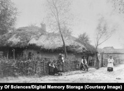 خانه‌های روستایی در اوکراین، در اواخر دهه ۱۸۰۰ یا اوایل دهه ۱۹۰۰ میلادی