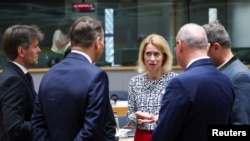 Міністри закордонних справ країн Євросоюзу спілкуються на полях своєї зустрічі, фото ілюстративне