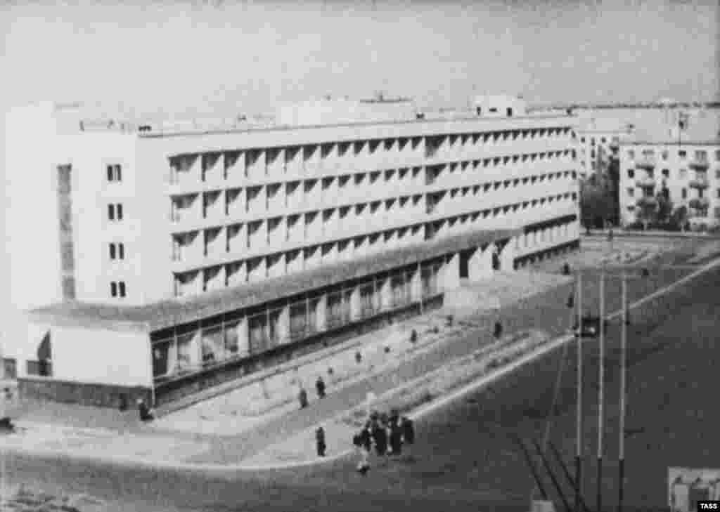 Центр города Байконур (тогда он назывался Ленинском), построенного для обслуживания пусков. Равнинная местность позволяла поддерживать качественную связь на большие расстояния и ограничивала риски падения отработанных ступеней ракет на гражданские объекты. Линейная скорость вращения Земли на широте Байконура составляет 316 метров в секунду &mdash; это считается благоприятным условием для запусков на орбиту.